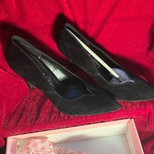 Velvet dress pumps.